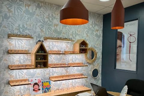 L'espace enfant de Gravelines Optique : présentoirs à hauteur d'enfant et petite table