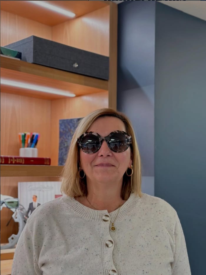 Cliente portant des lunettes de soleil rondes en écaille grise — Gravelines Optique, Montivilliers