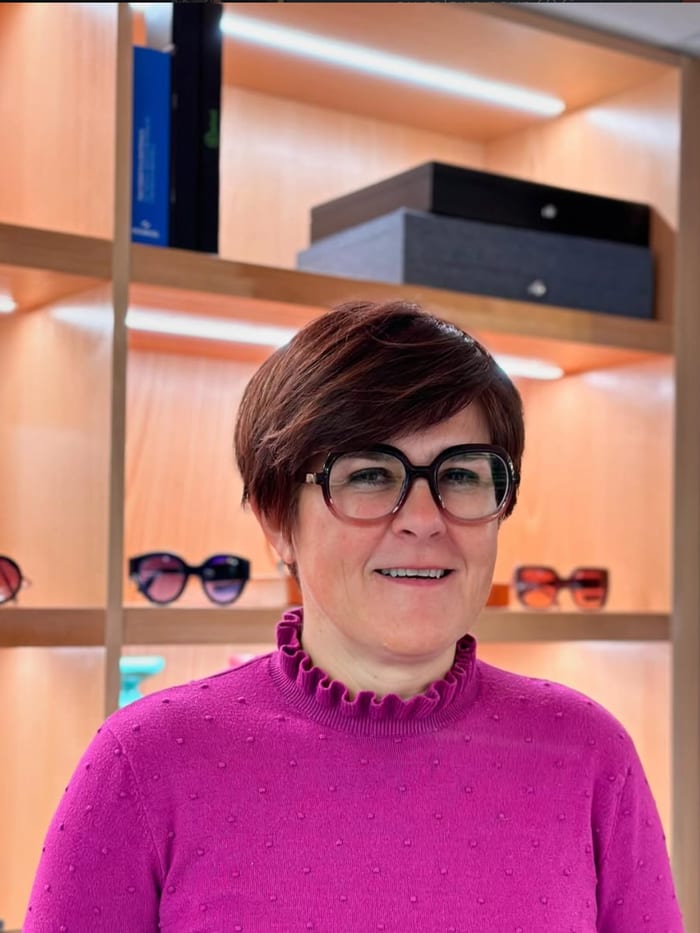 Cliente portant de larges lunettes de vue carrées en écaille — Gravelines Optique, Montivilliers