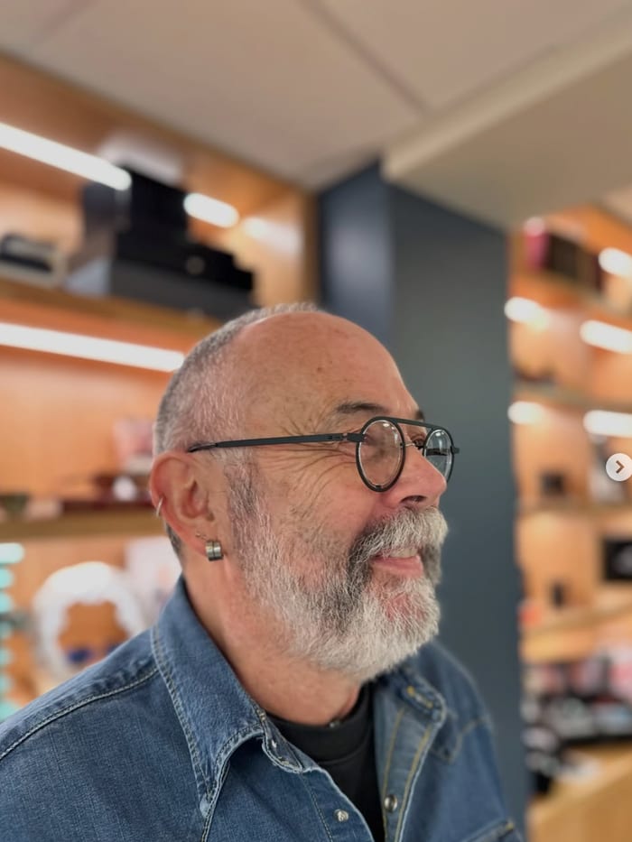 Client portant des lunettes de vue rondes fines, de profil, Gravelines Optique à Montivilliers