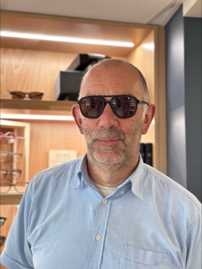 Client portant des lunettes de soleil noires de forme aviateur en boutique, Gravelines Optique à Montivilliers