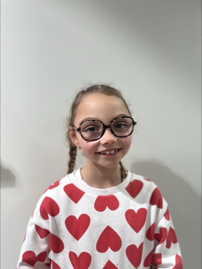 Jeune fille portant des lunettes de vue hexagonales en écaille, Gravelines Optique à Montivilliers