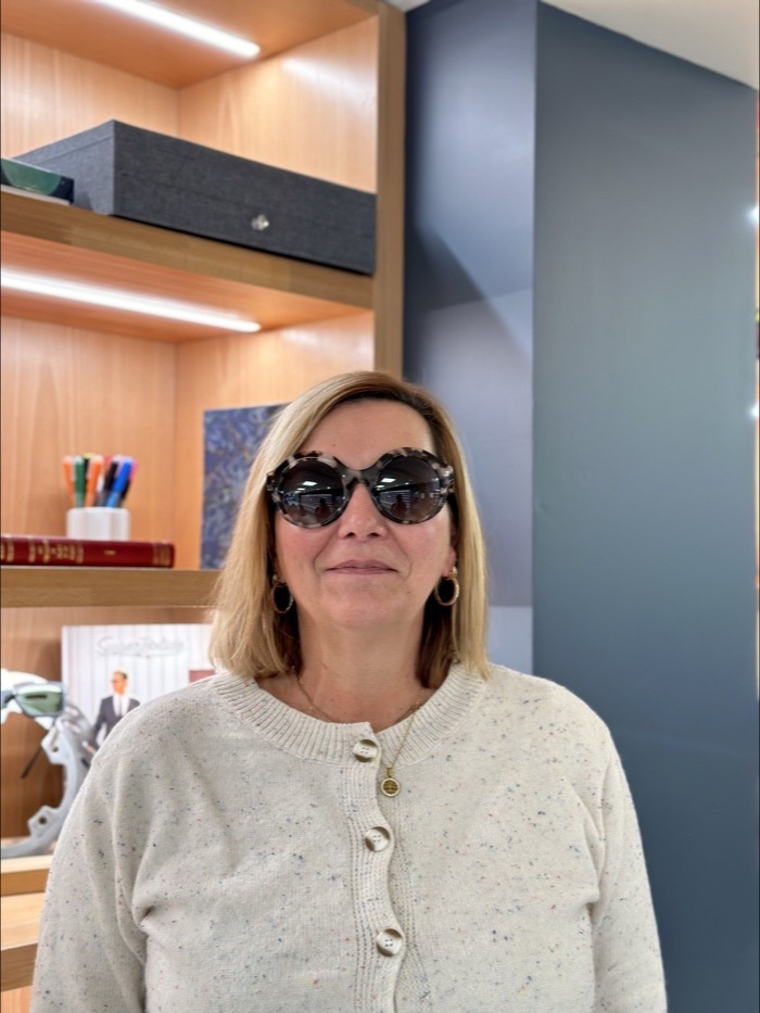 Cliente portant des lunettes de soleil rondes en écaille grise, Gravelines Optique à Montivilliers