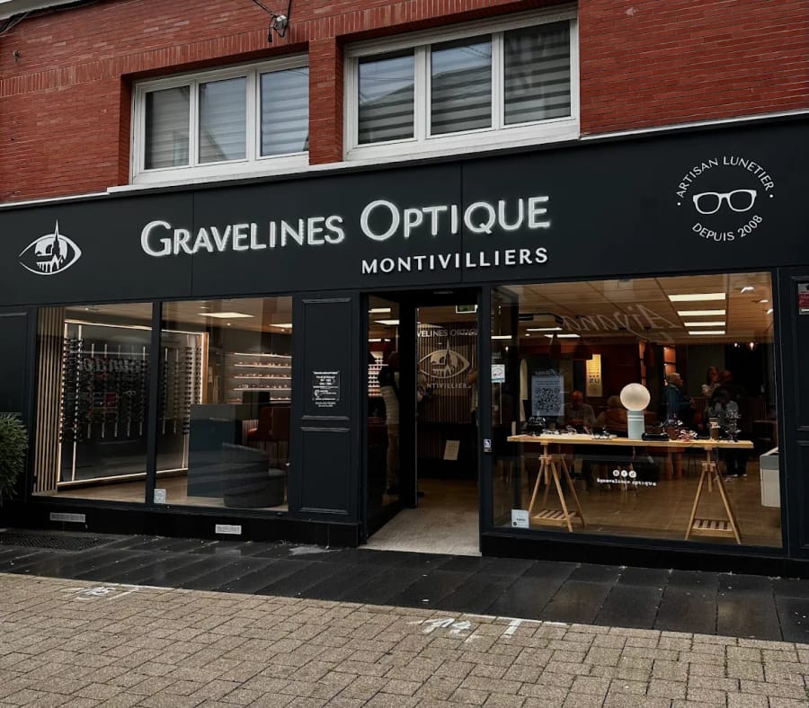 Devanture de Gravelines Optique, 27 rue Léon Gambetta à Montivilliers, enseigne et vitrines éclairées