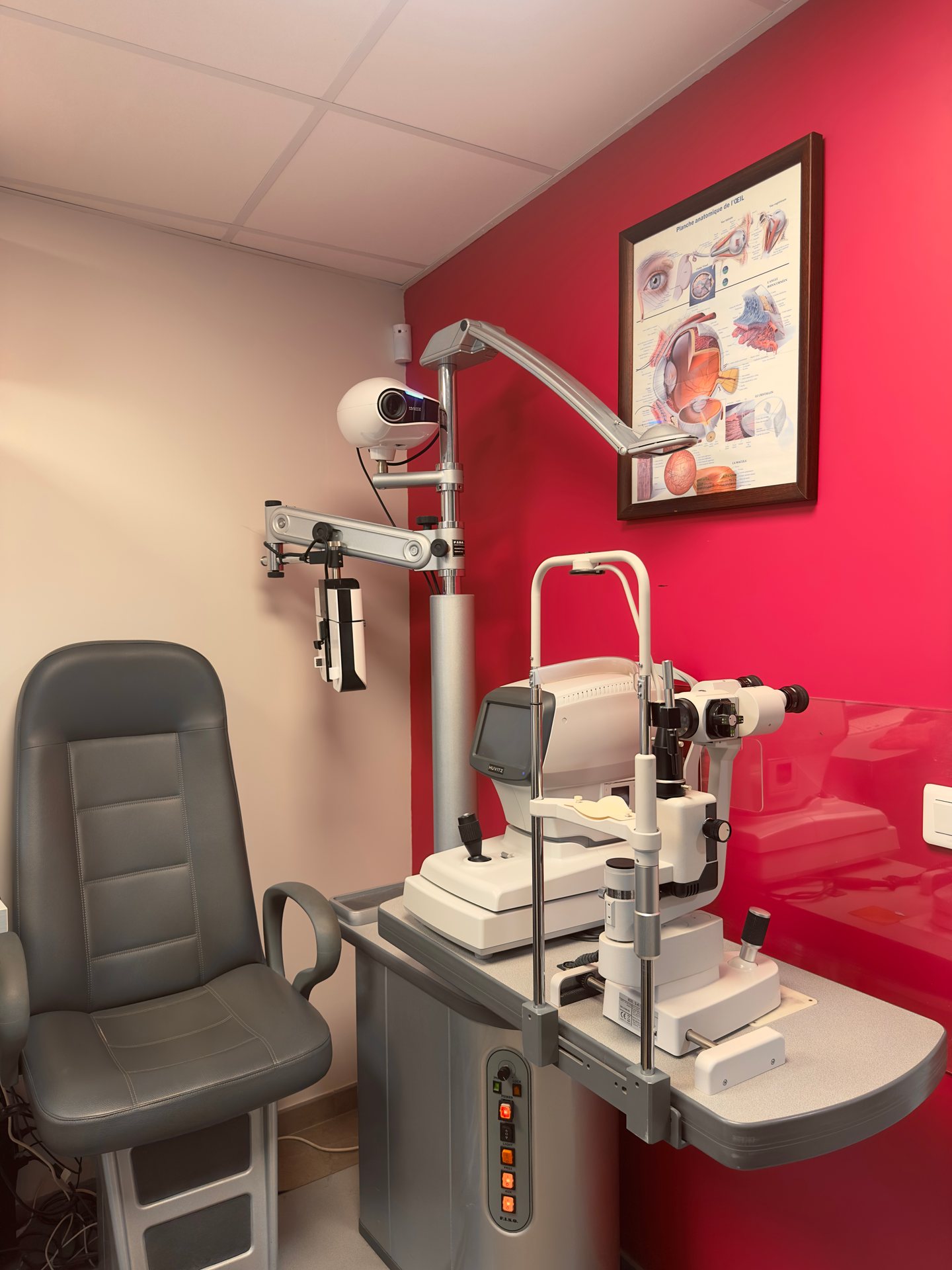 Salle d'examen de vue de Gravelines Optique à Montivilliers : fauteuil, réfracteur et lampe à fente