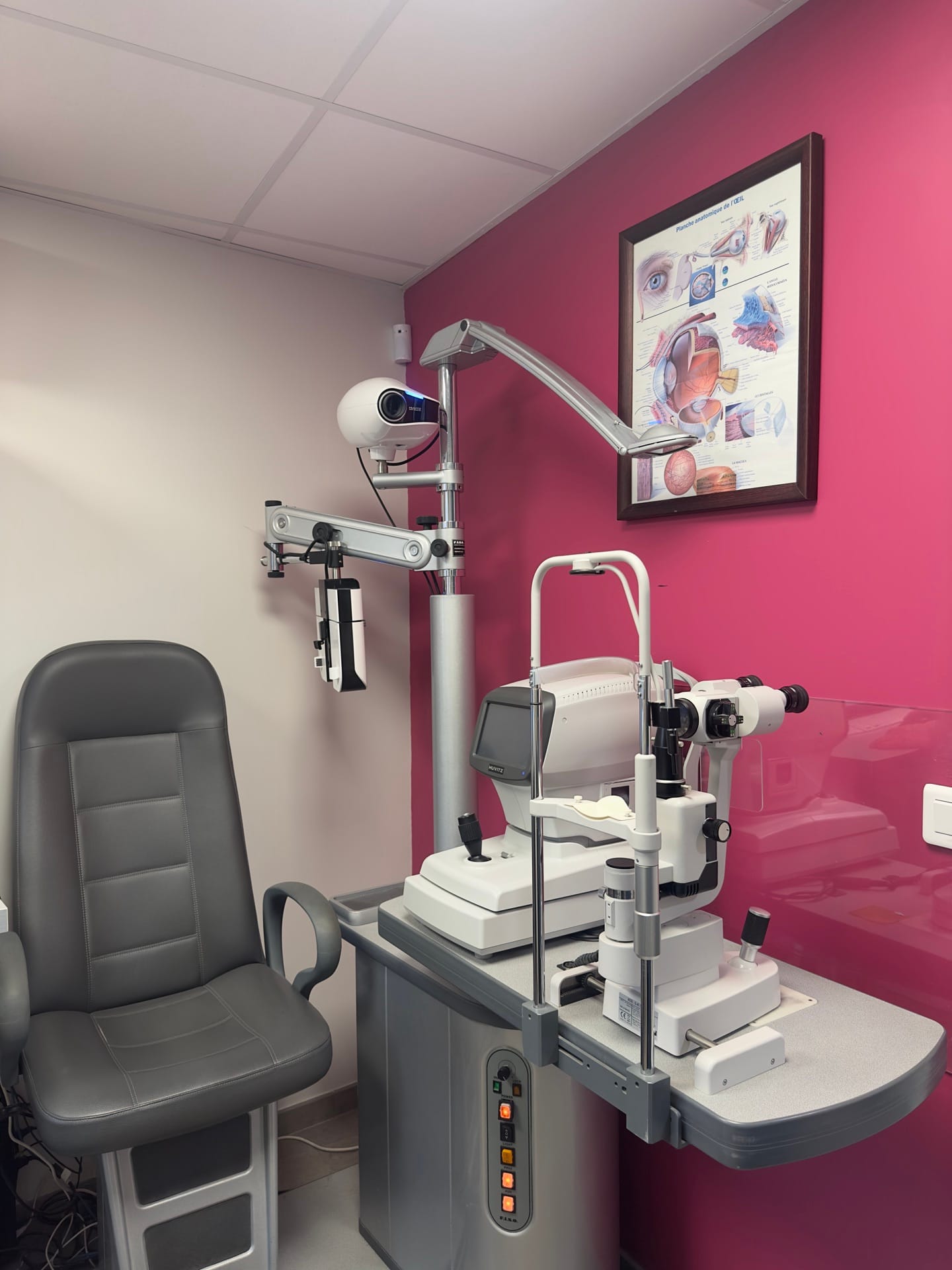 Salle d'examen de vue de Gravelines Optique à Montivilliers : fauteuil, réfracteur et lampe à fente