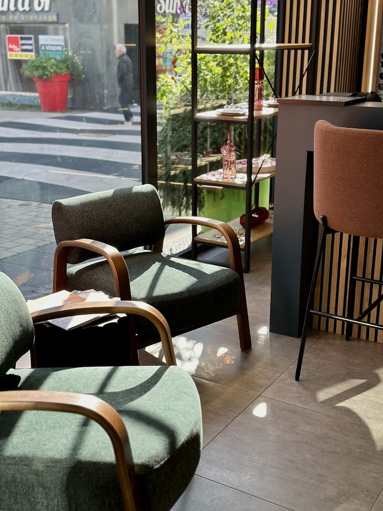 L’espace d’essayage de la boutique Gravelines Optique à Montivilliers, ses fauteuils et son mur de montures