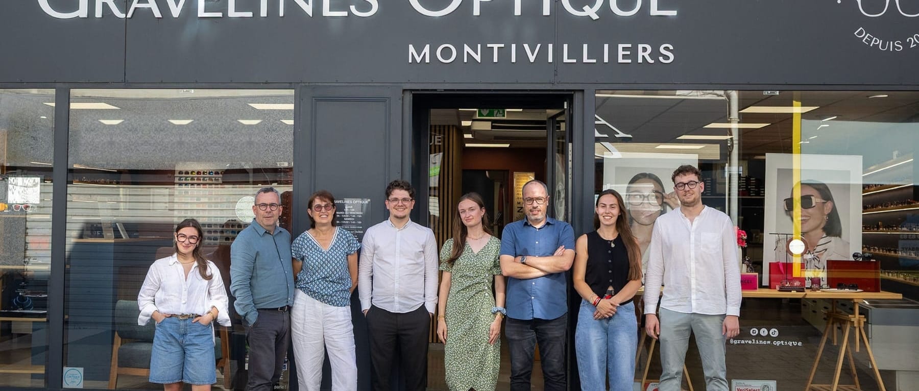 L’équipe de Gravelines Optique réunie devant la boutique de Montivilliers